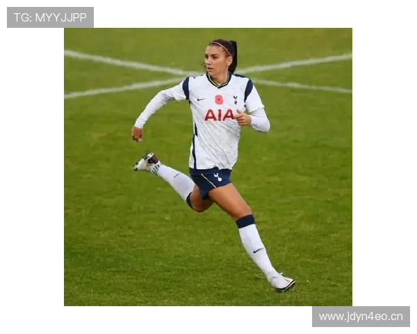 亚历克斯·摩根训练完顺手买了个包，价格够我交三年房租