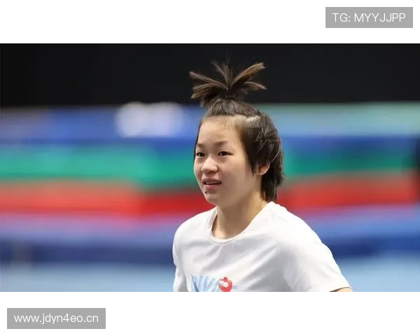 全红婵回家路上还在啃苹果，训练完直接睡地板？