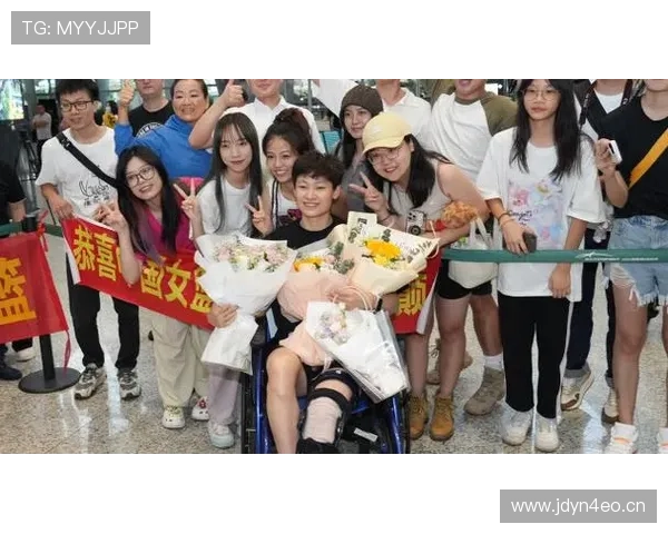 杨力维机场随手背的包，我三个月工资都不够看