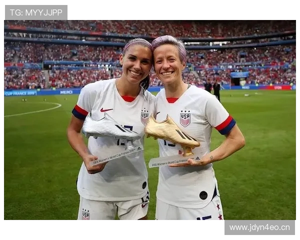 梅根·拉皮诺拎着限量球鞋去菜市场，我在旁边数着口袋里剩下的零头